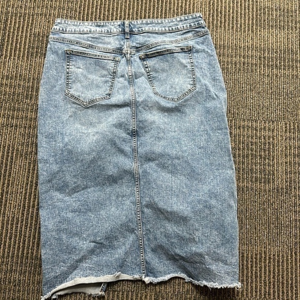 Torrid women’s faded blue denim maxi skirt with frayed hem size 34 waist?